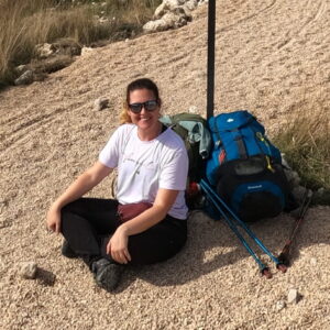 chica en el camino de santiago con su mochila minimalista