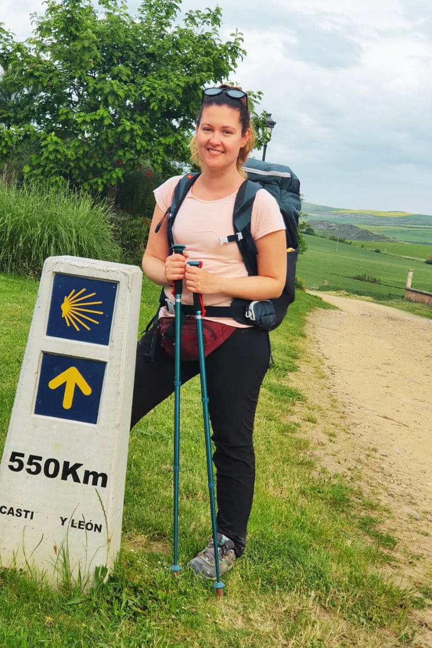 camino de santiago - chica caminando castilla y león
